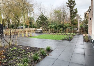 moderne tuin met plantvakken hoveniersbedrijf Neeleman Capelle a/d IJssel
