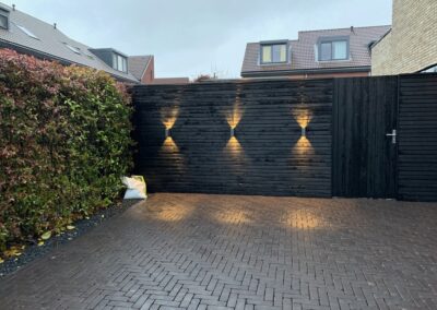 schutting van zwart gebeitst rhombusprofiel hoveniersbedrijf Neeleman Nieuwerkerk a/d IJssel